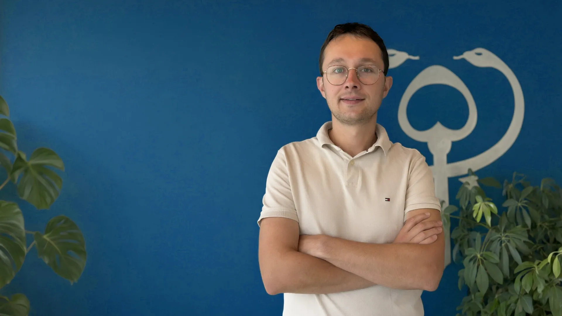 Timothée Guinchard, étiopathe, bras croisés devant le mur de son cabinet à Montbéliard.